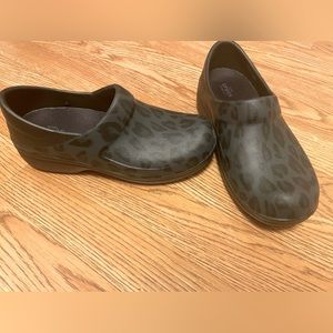 Crocs Neria Pro II  black leopard work clogs size 7